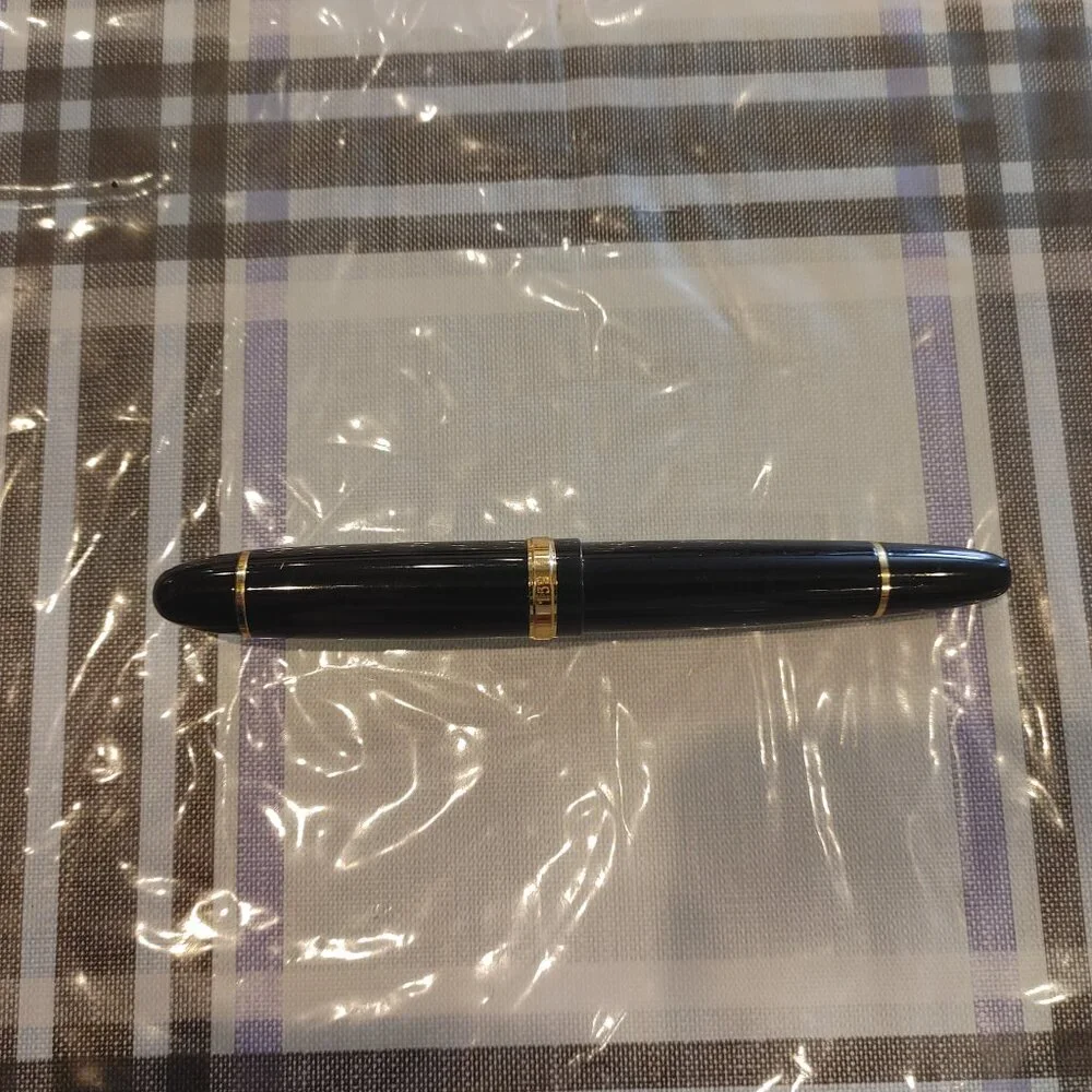 Fountain Pen color: Black and Gold